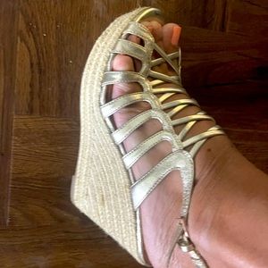 Lauren Blakwell size 8 1/2 gold wedges